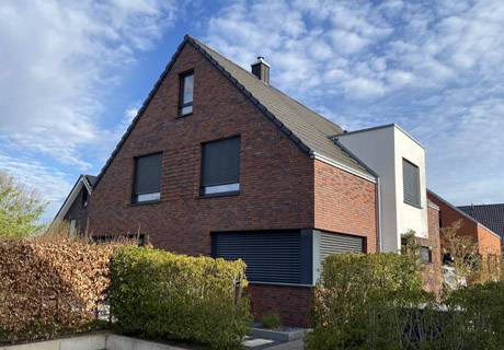 neubau-massivhaus-einfamilienhaus-klinker-putz-modern-40_original