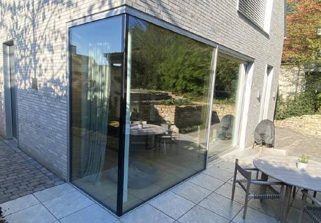 rahmenlose_Eckverglasung-alu-fenster-ueber-eck-os_original