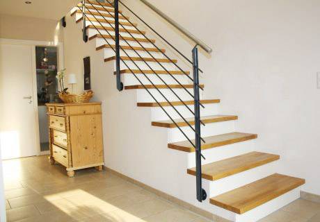 betontreppe-oberbelag-holz-gelaender-einfamilienhaus-architekt_original