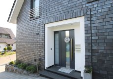 12_einfamilienhaus-neubau-detail-gestaltung-eingang-modern-mauerwerkverzierung-massiv