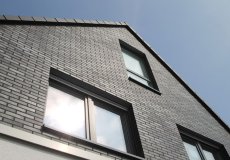 14_einfamilienhaus-neubau-detail-moderne-fassade-laeuferverband-klinker