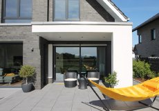 24_einfamilienhaus-neubau-detail-terrassen-ueberdachung-modern-massivhaus-bauen