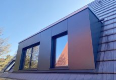26_einfamilienhaus-neubau-detail-flachdachgaube-gaube-flachdach-fassadenplatten