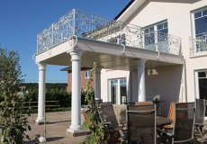 28_einfamilienhaus-neubau-detail-balkon-terrassenueberdachung-toscana-stil