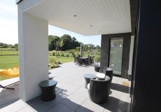 31_einfamilienhaus-neubau-detail-terrassen-ueberdachung-modern-massivhaus