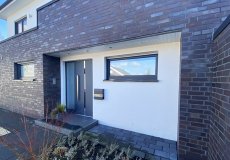 32_einfamilienhaus-neubau-detail-ueberdachnung-2-familienhaus-modern