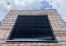 43_einfamilienhaus-neubau-detail-raffstore-giebel-flachdach-muenster-nrw