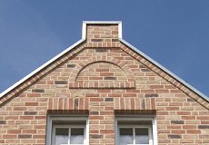 51_einfamilienhaus-neubau-detail-englisches-landhaus-schildgiebel-klinkerverzierungen