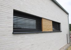 52_einfamilienhaus-neubau-detail-DF-Stein-holz-verzierung-raffstores