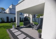 56_einfamilienhaus-neubau-detail-terrasse-ueberdacht-modern-massivhaus