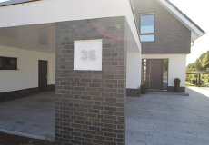 64_einfamilienhaus-neubau-detail-carport-anlage-wandscheibe-hausnummer