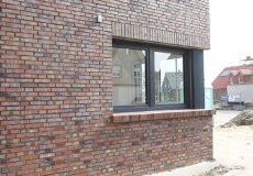 65_einfamilienhaus-neubau-detail-klinker-duennformat-eckfenster-massiv