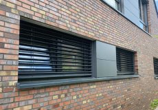 93_einfamilienhaus-neubau-detail-horizontale-raffstores-klinkerfassade
